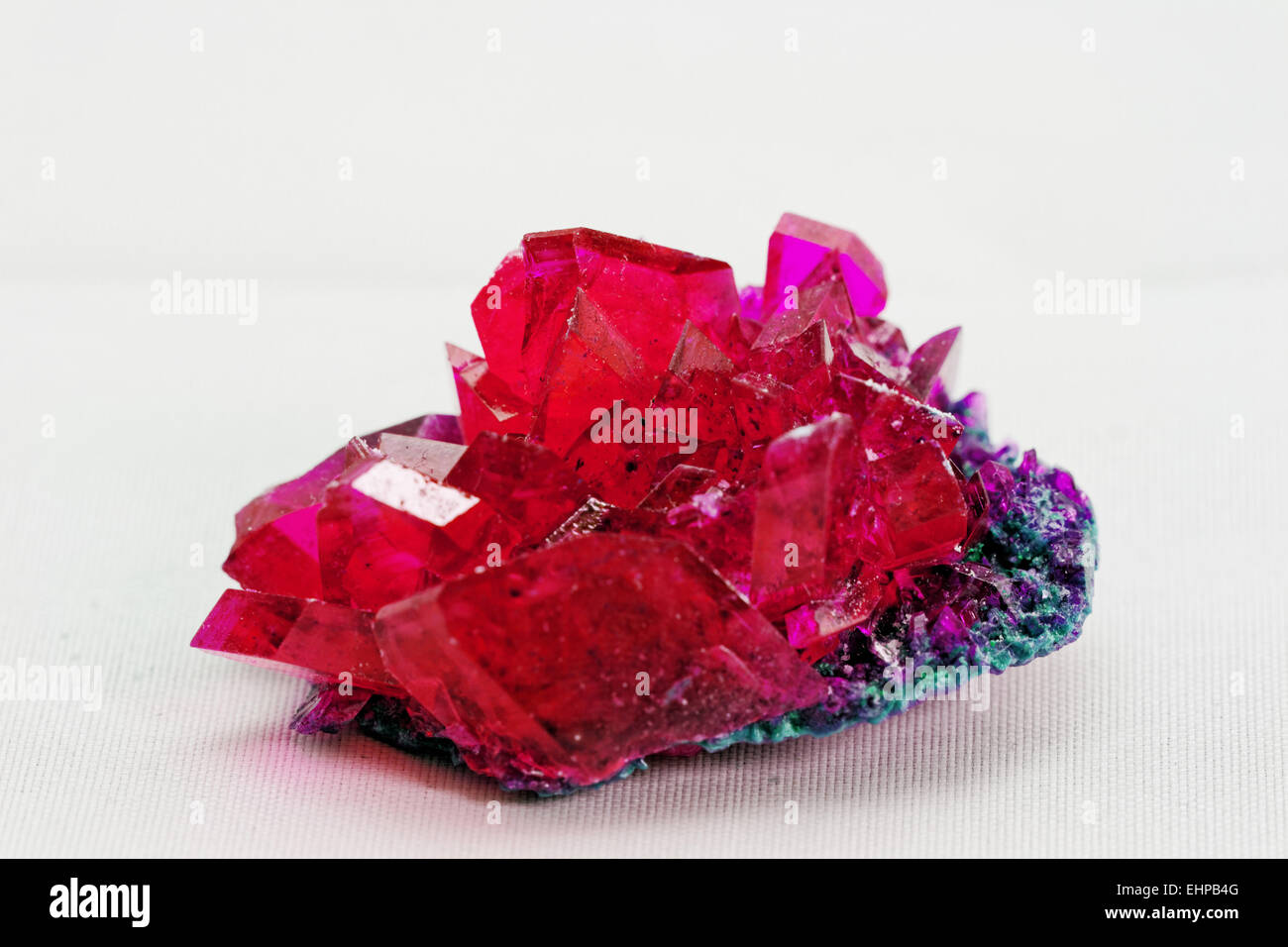 Close up di cristalli di colore rosso rubino Foto Stock