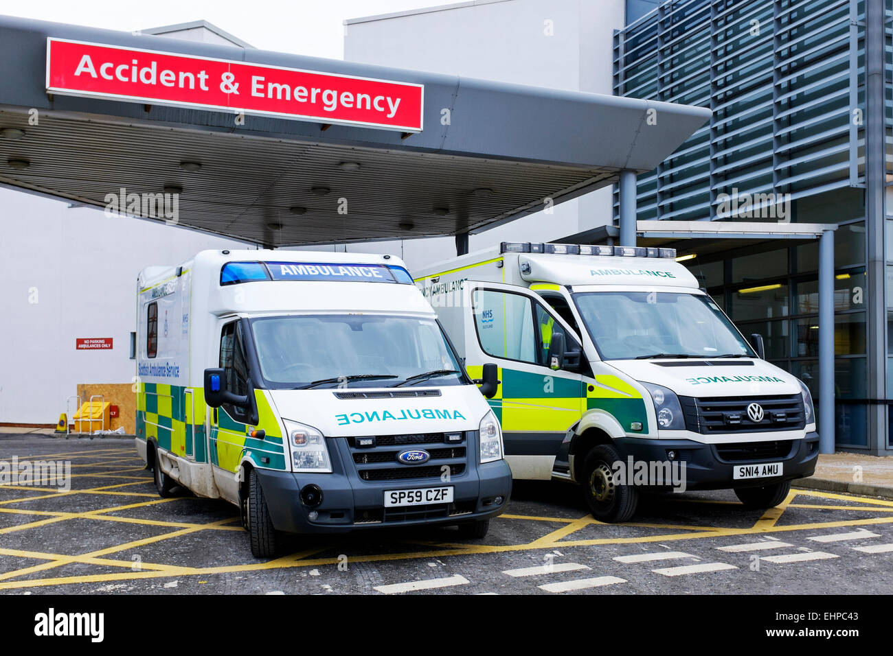 Le ambulanze parcheggiate fuori un incidente e dipartimento di emergenza in un ospedale locale, Ayrshire, in Scozia, Regno Unito Foto Stock