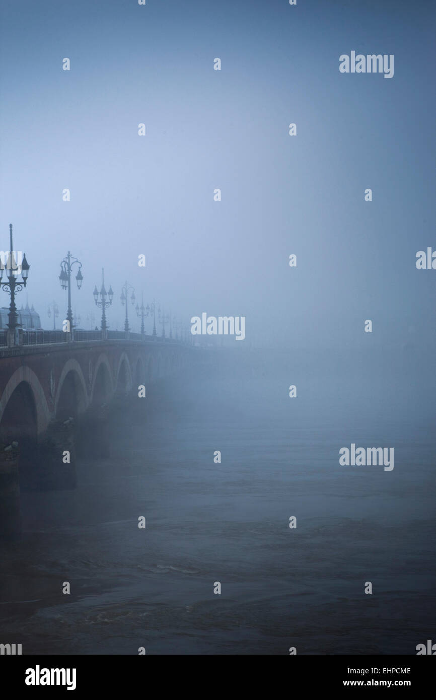 La nebbia in un vecchio ponte e denocciolate di Bordeaux Foto Stock