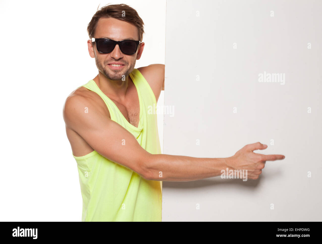 Uomo informale in occhiali da sole con un segno bianco Foto Stock