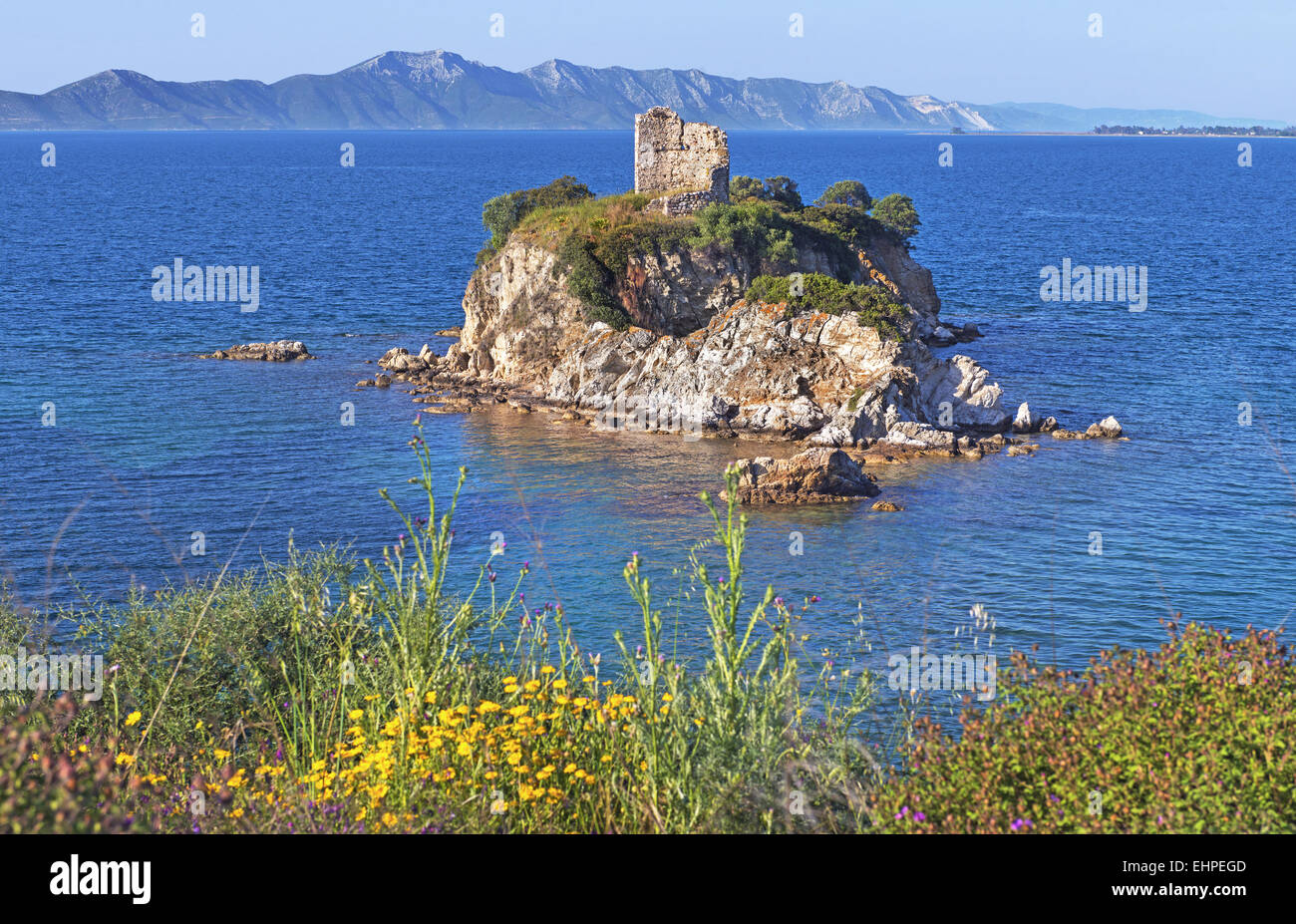 Vista dalla spiaggia Oreon all'isolotto roccioso con la torre Nisiotissa su di esso, al lato nord della isola di Eubea in Grecia Foto Stock