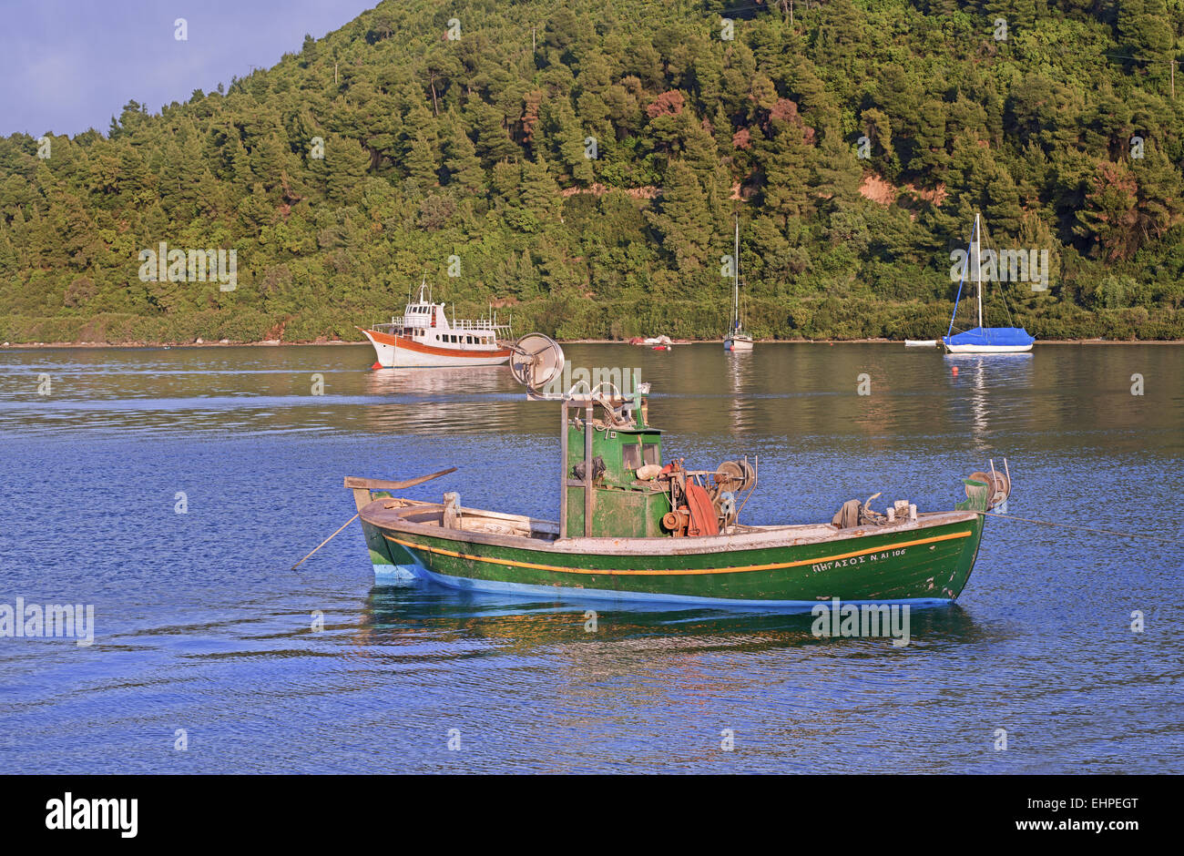 Eubea St George verdeggiante baia ancoraggio barche caicco Foto Stock