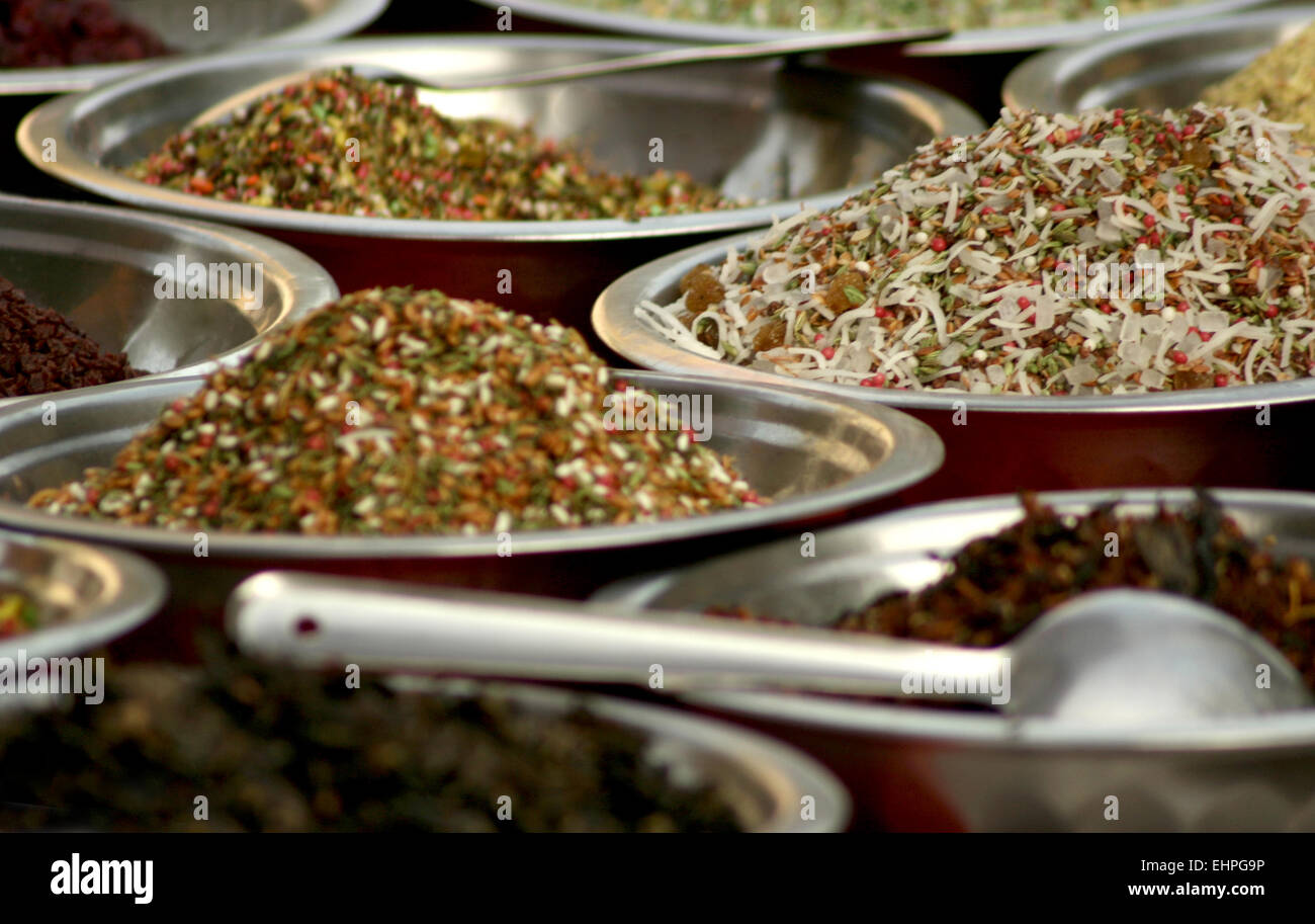 Il cibo indiano ingredienti nella strada laterale shop Foto Stock