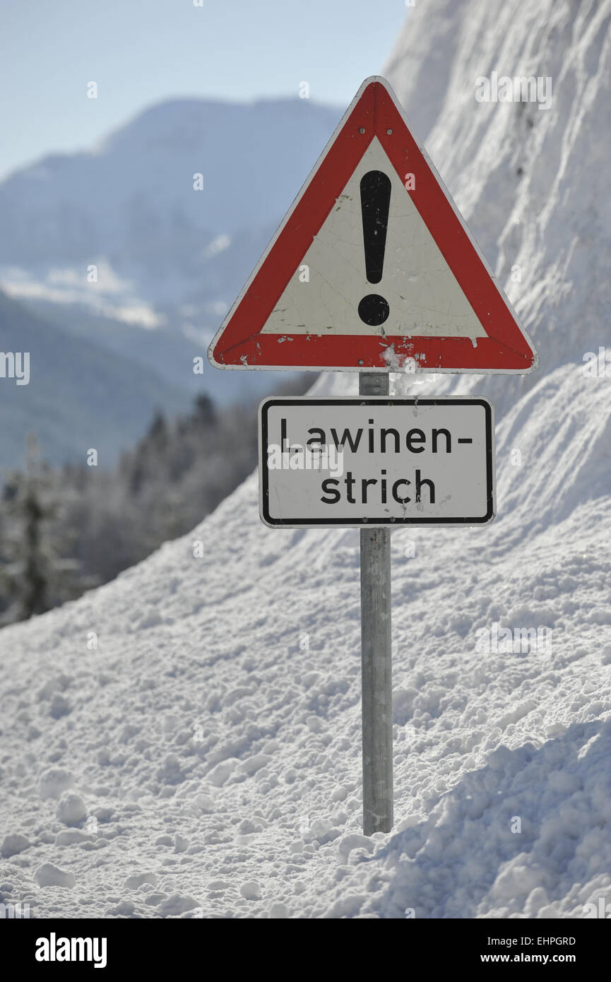 Segnale di avvertimento per la neve e il ghiaccio sulla strada Foto Stock