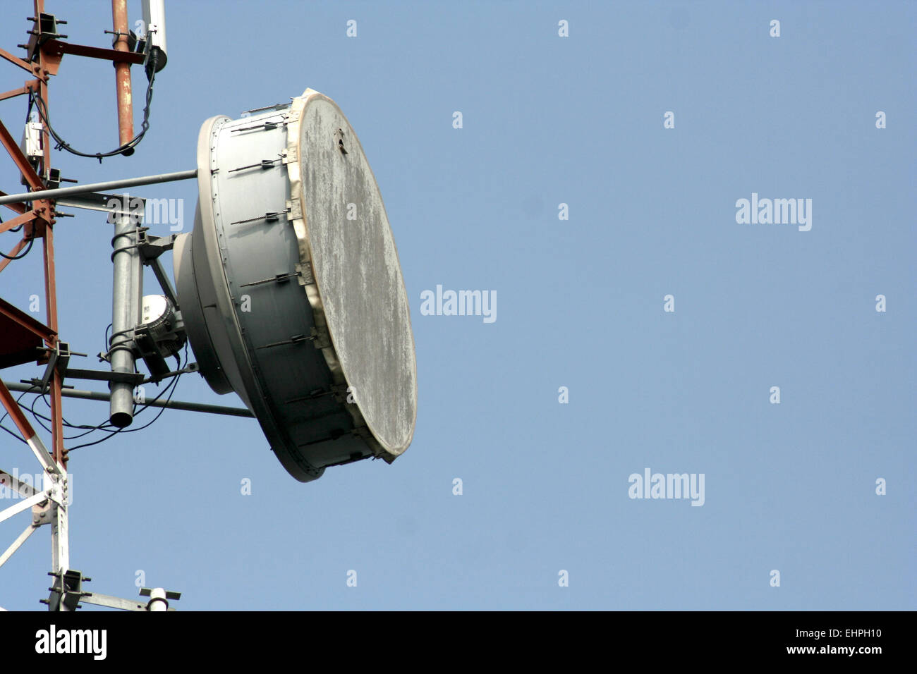 Cellule / Telefono cellulare torre di comunicazione in India rurale. Foto Stock