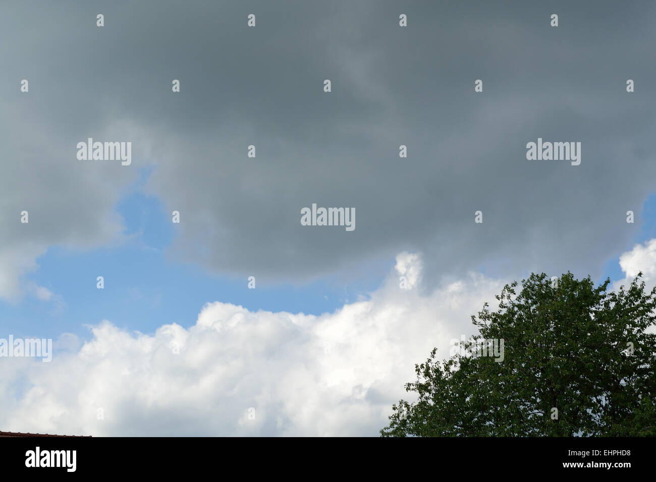 Scuri e bianchi formazioni cloud Foto Stock