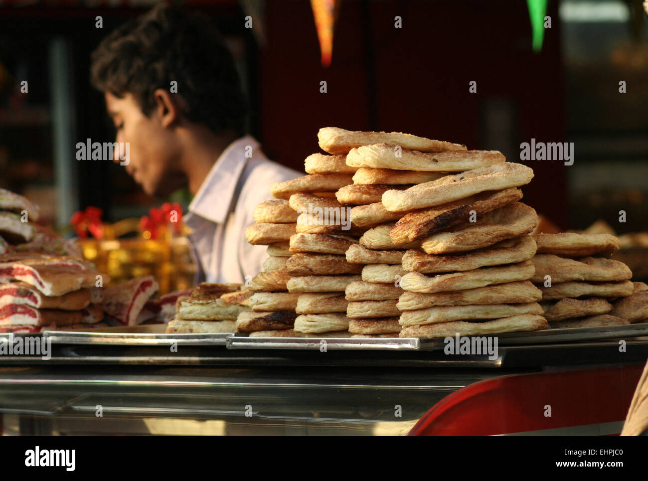 Fornitore di vendere prodotti alimentari da forno in una affollata strada a dicembre 22,2013 in Hyderabad,AP,l'India.popolare via il cibo è disponibile in tutti i posti Foto Stock