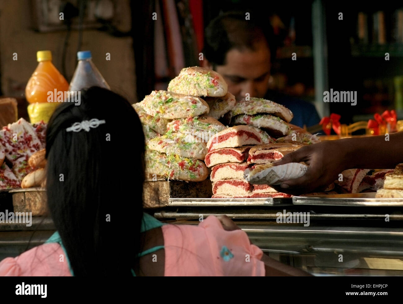 Fornitore di vendere prodotti alimentari da forno in una affollata strada a dicembre 22,2013 in Hyderabad,AP,l'India.popolare via il cibo è disponibile in tutti i posti Foto Stock
