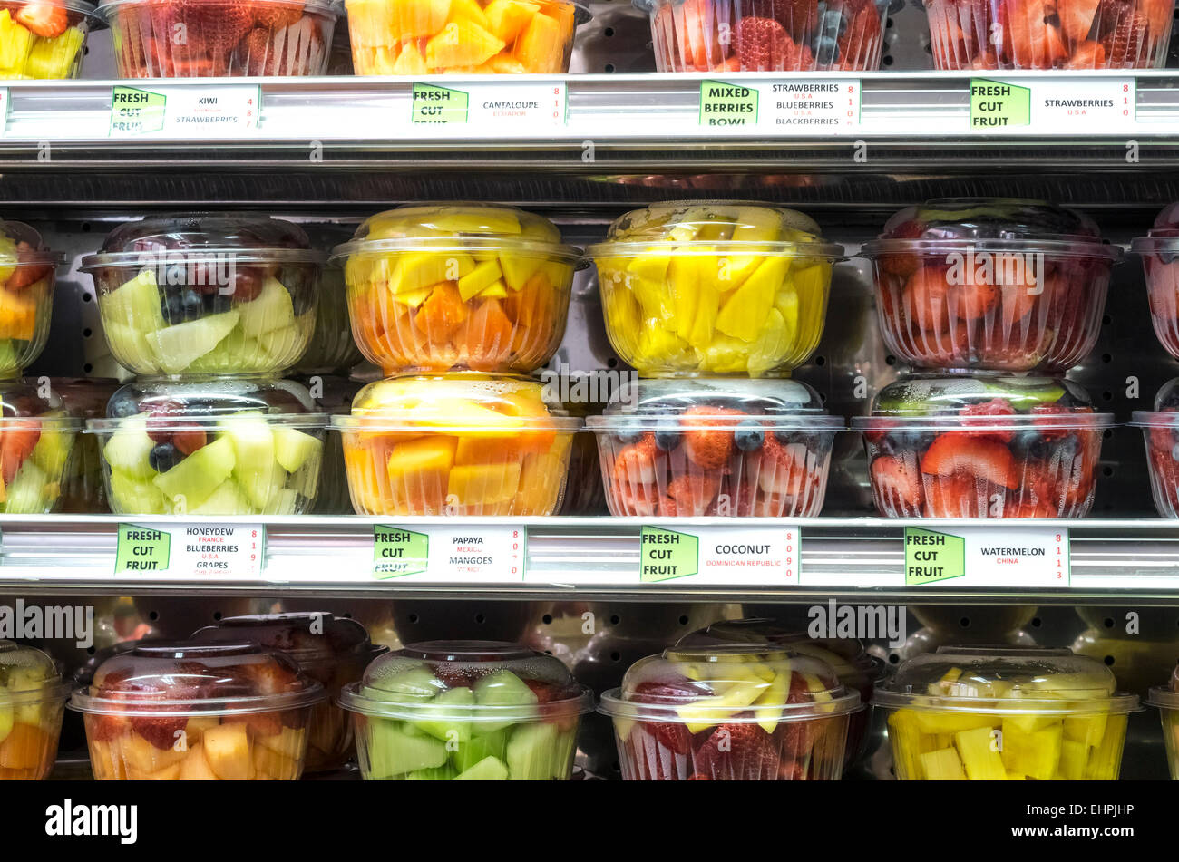 Frutta fresca in pezzi per la vendita a New York City supermercato Foto Stock