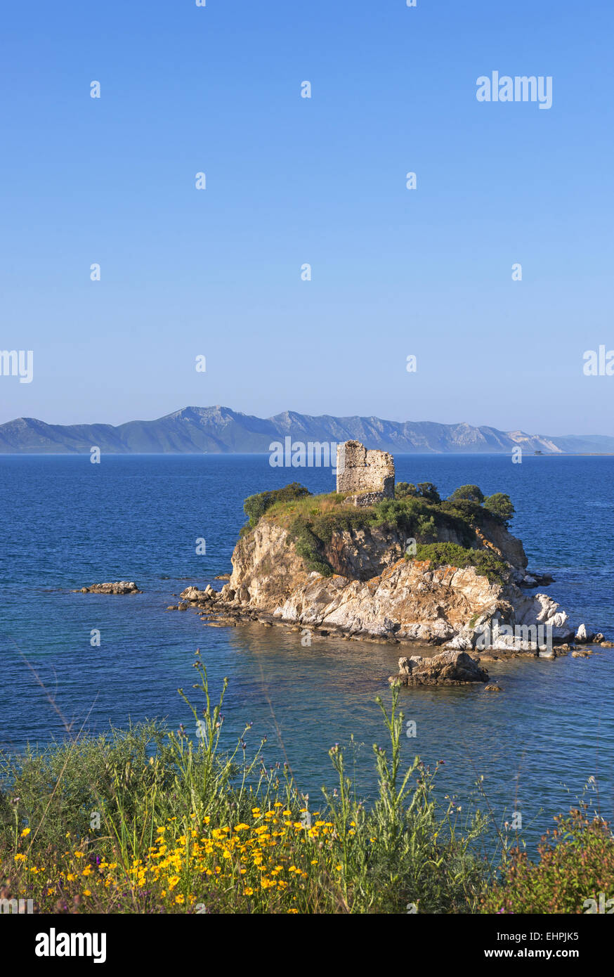 Vista dalla spiaggia Oreon all'isolotto roccioso con la torre Nisiotissa su di esso, al lato nord della isola di Eubea in Grecia Foto Stock
