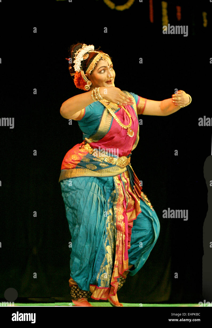 Artista eseguire Kuchipudi Mahatwam spettacoli di danza e balletto durante Kalarchana da Bharateeyam su ottobre27,2012 in Hyderabad, India. Foto Stock