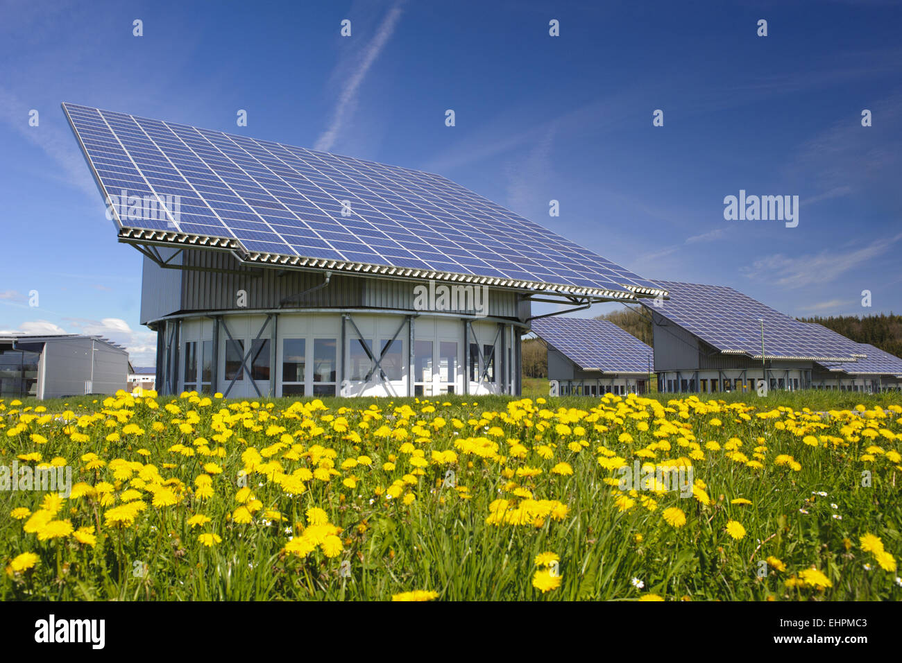 Pannelli solari sul tetto industriale in Germania Foto Stock