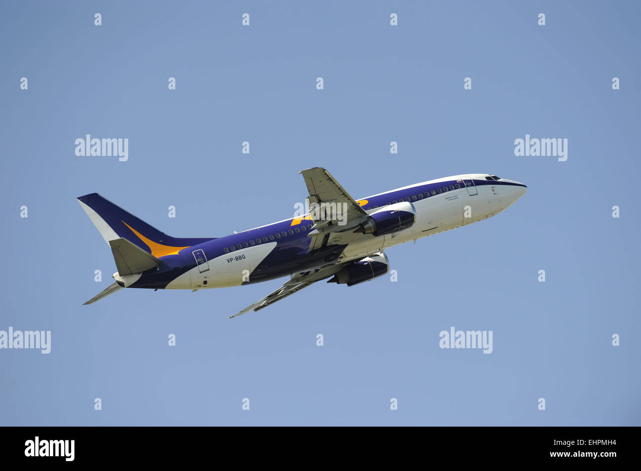 Boeing 737 della compagnia aerea KD durante il decollo Foto Stock