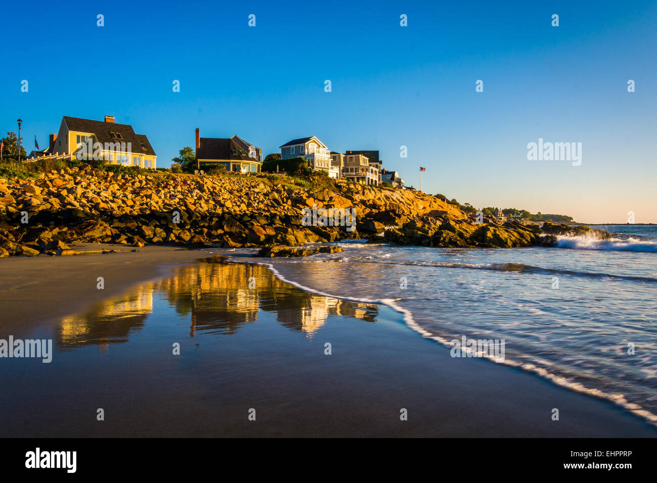 Case sulla scogliera che domina l'Oceano Atlantico a York, Maine. Foto Stock