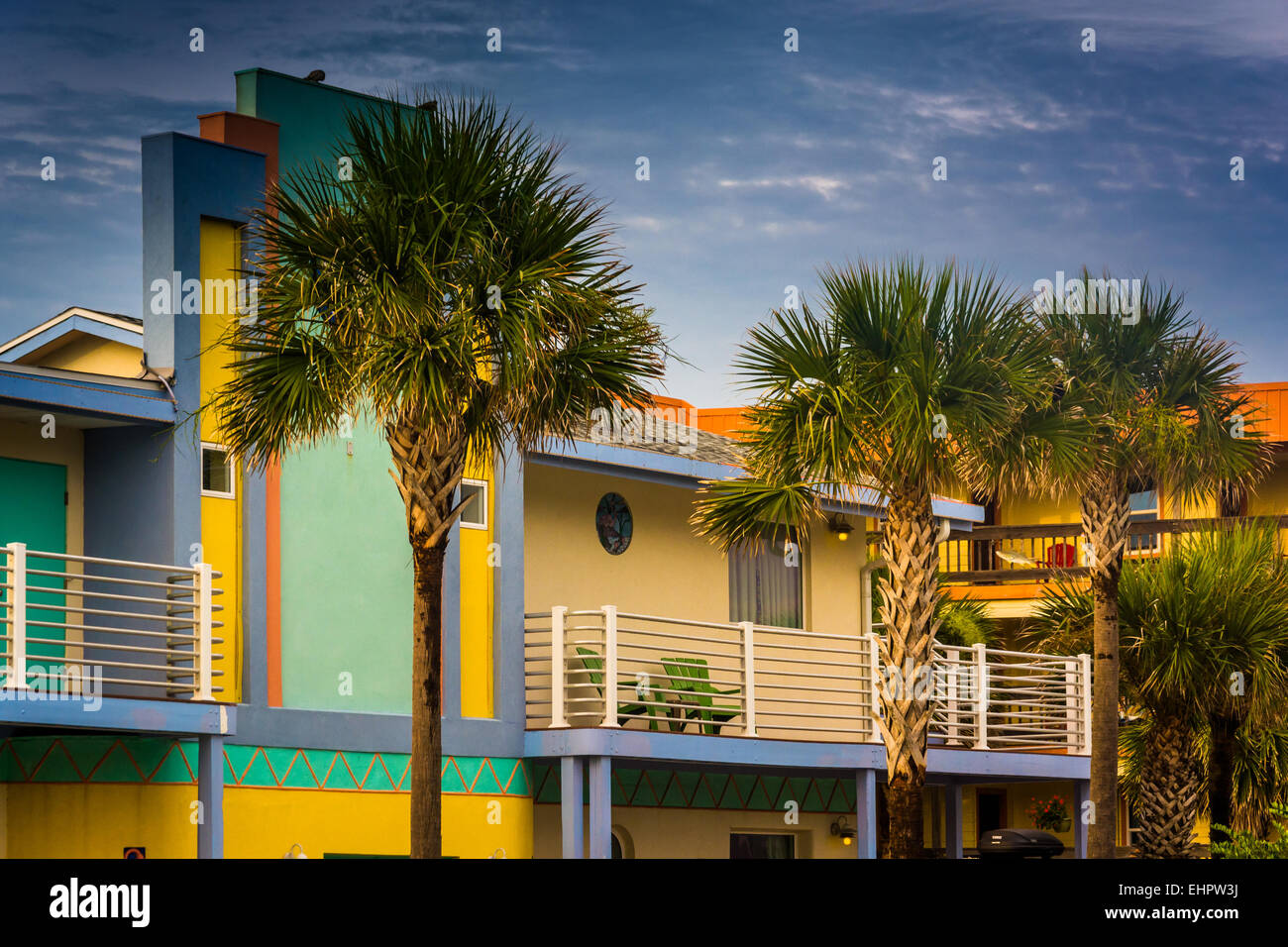 Palme e colorato hotel in Vilano Beach, Florida. Foto Stock
