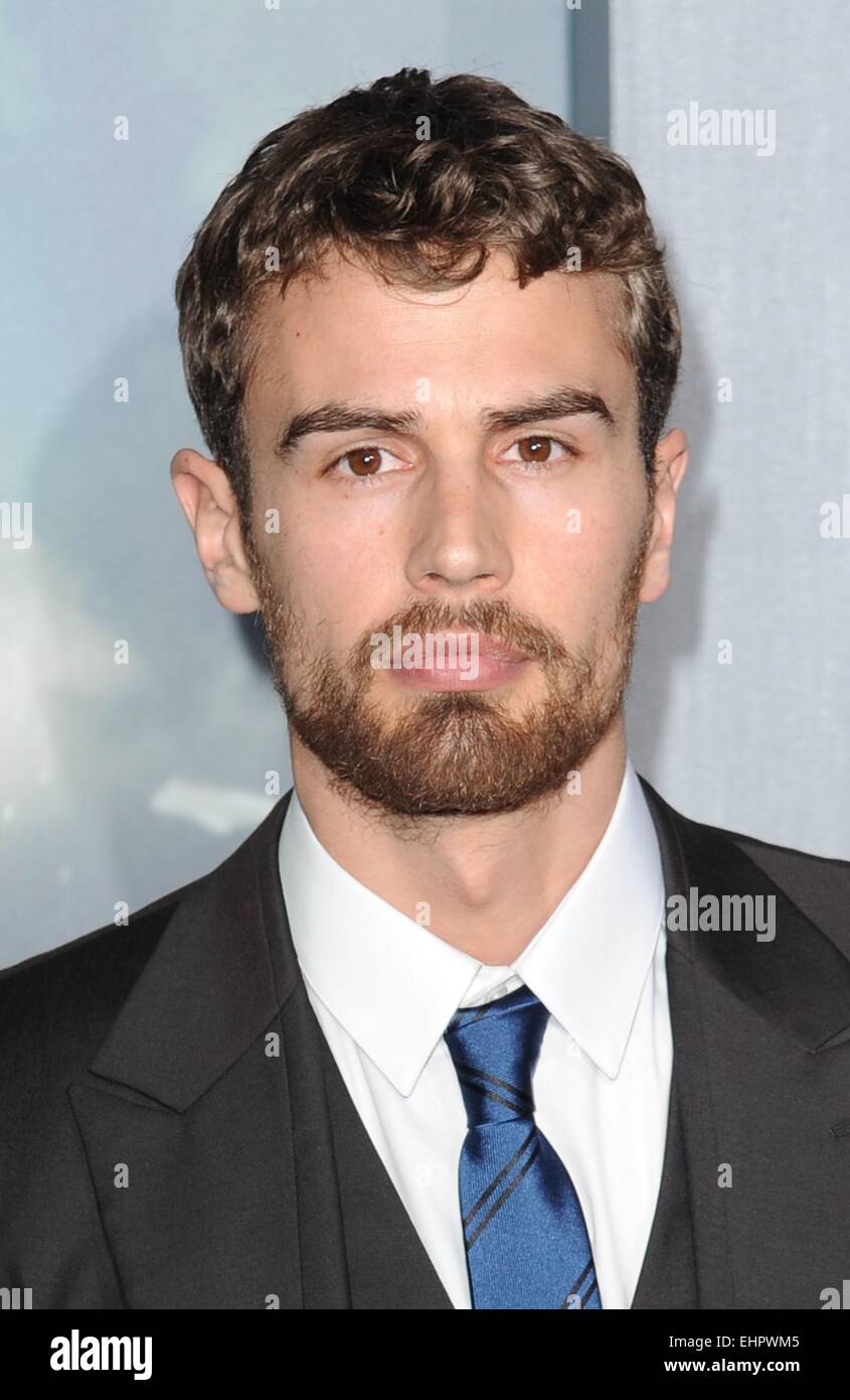 New York, NY, STATI UNITI D'AMERICA. 16 Mar, 2015. Theo James presso gli arrivi per la serie divergenti: Premiere di insorti, Ziegfeld Theatre di New York, NY Marzo 16, 2015. Credito: Kristin Callahan/Everett raccolta/Alamy Live News Foto Stock