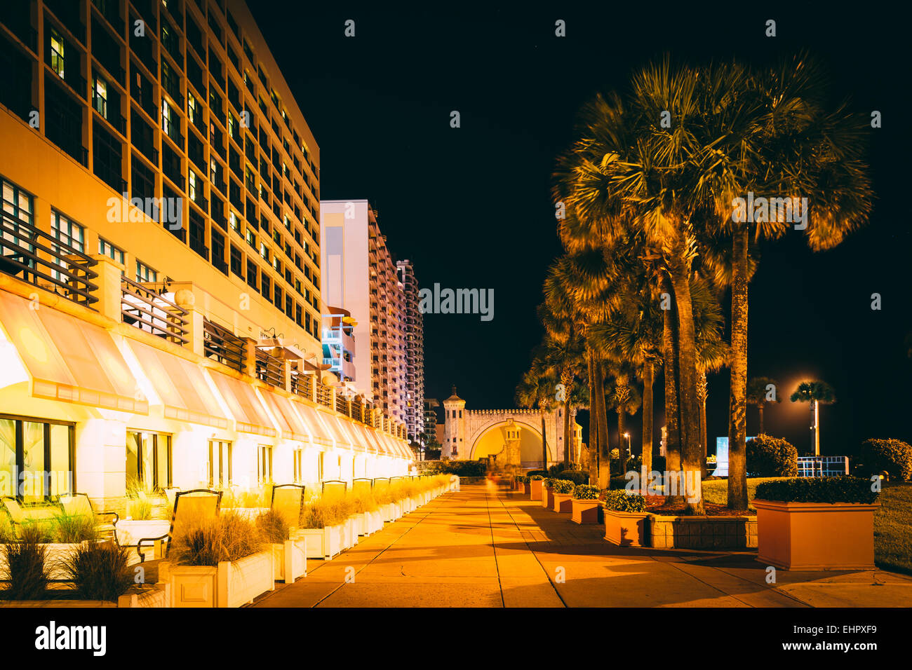 Le palme e gli alberghi di notte, in Daytona Beach, Florida. Foto Stock