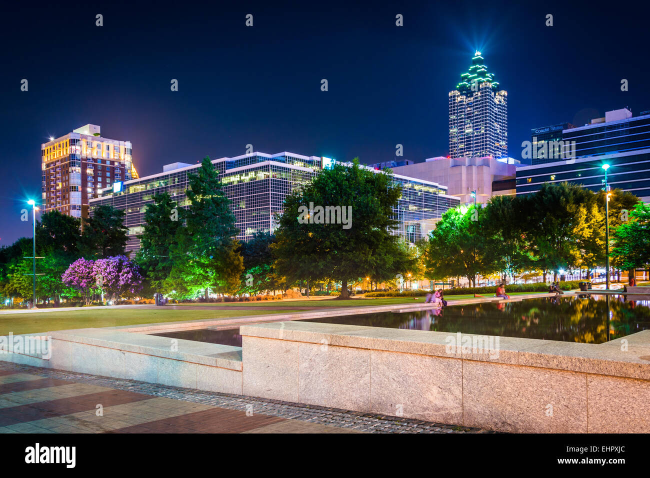 Riflettendo la piscina e gli edifici di notte, a Centennial Olympic Park di notte in Atlanta, Georgia. Foto Stock
