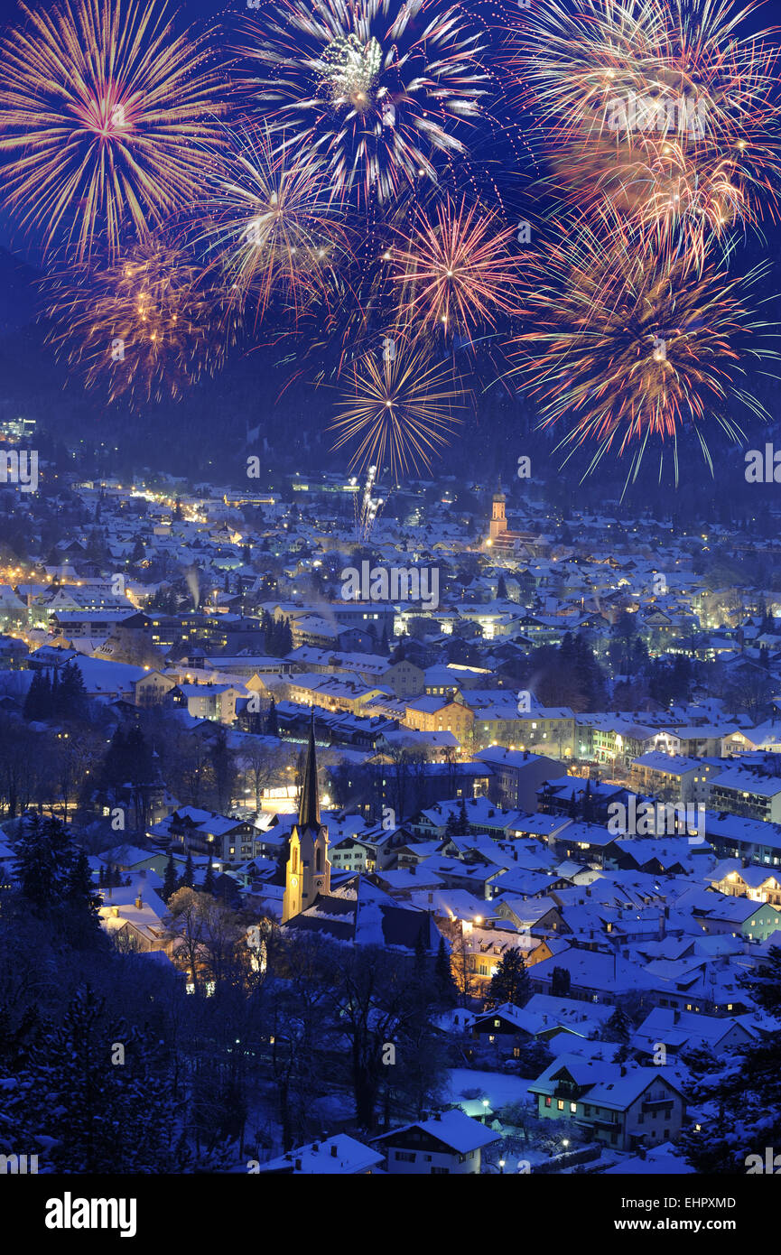 Nuovo anno fuochi d'artificio di notte nella città di Garmisch Foto Stock