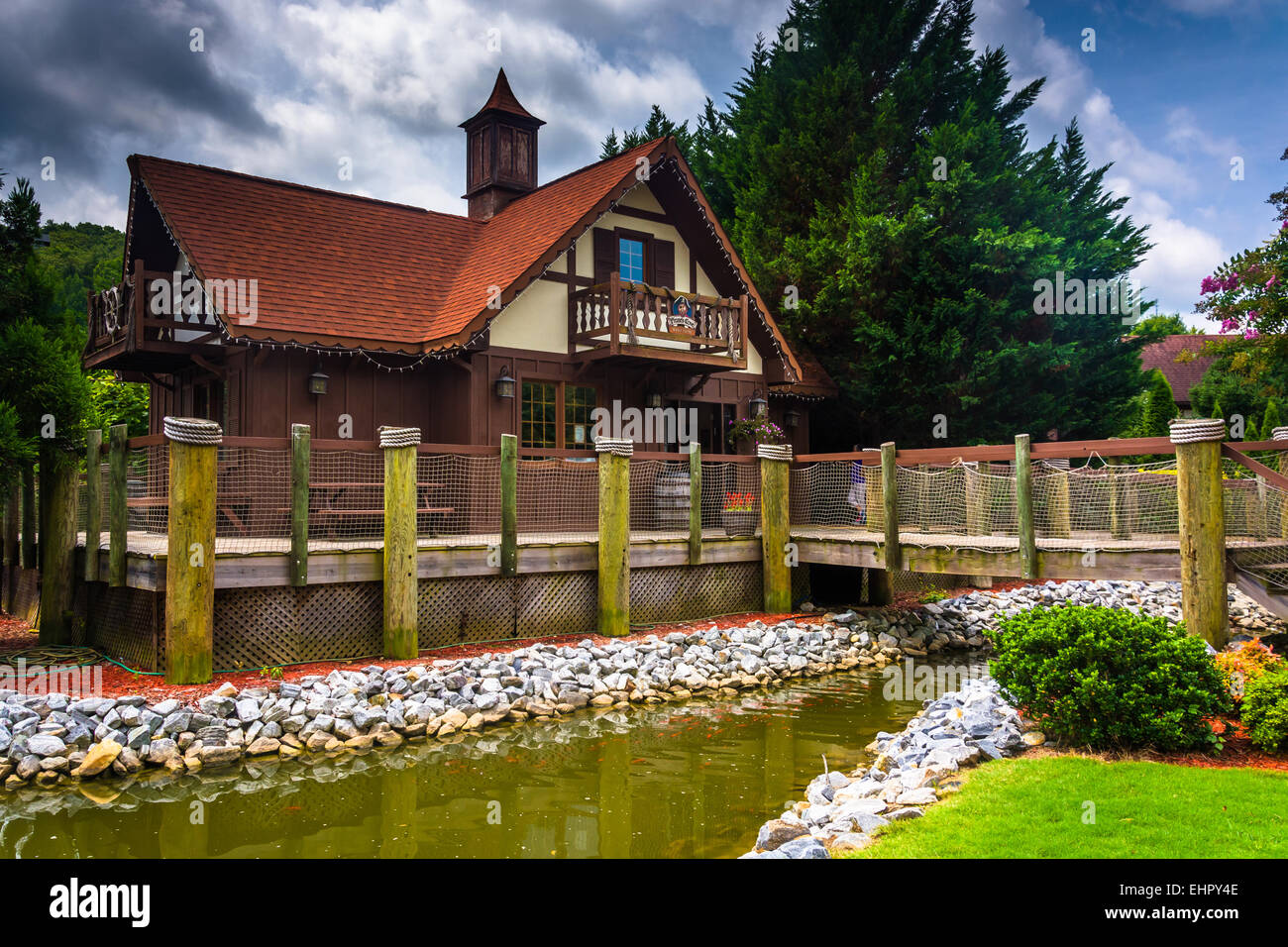 Flusso di piccole dimensioni e di colore rosso-edificio con tetto in Helen, Georgia. Foto Stock