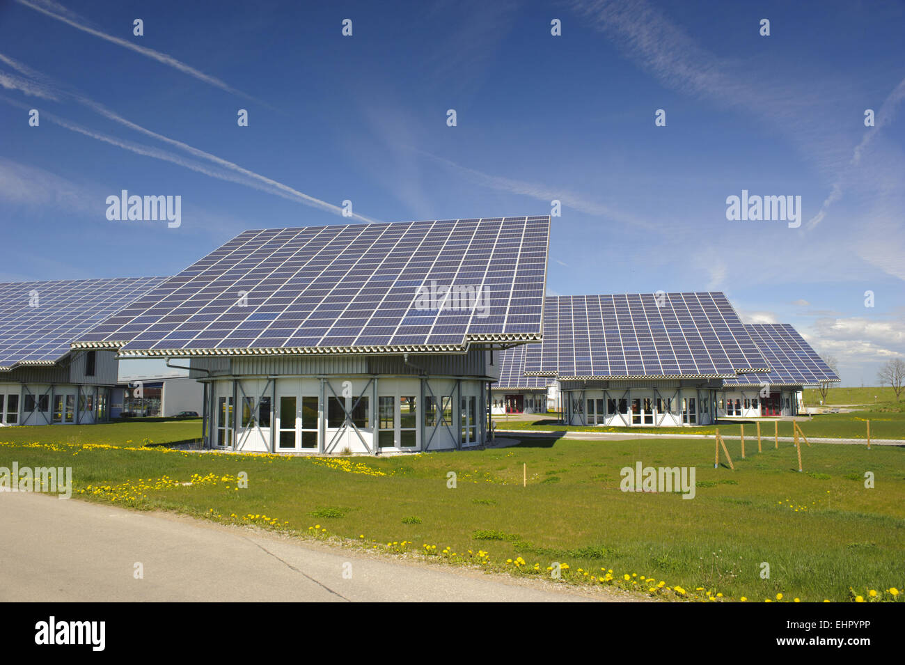 Pannelli solari sul tetto industriale in Germania Foto Stock