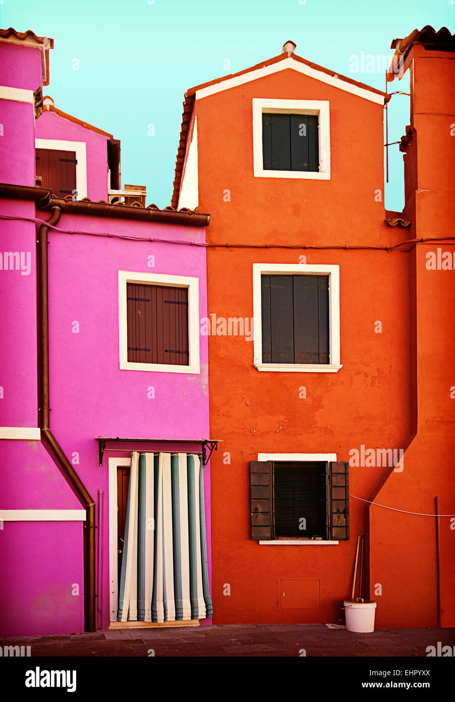Due case dipinte in colori vivaci a Burano, piccola isola vicino Venezia Foto Stock