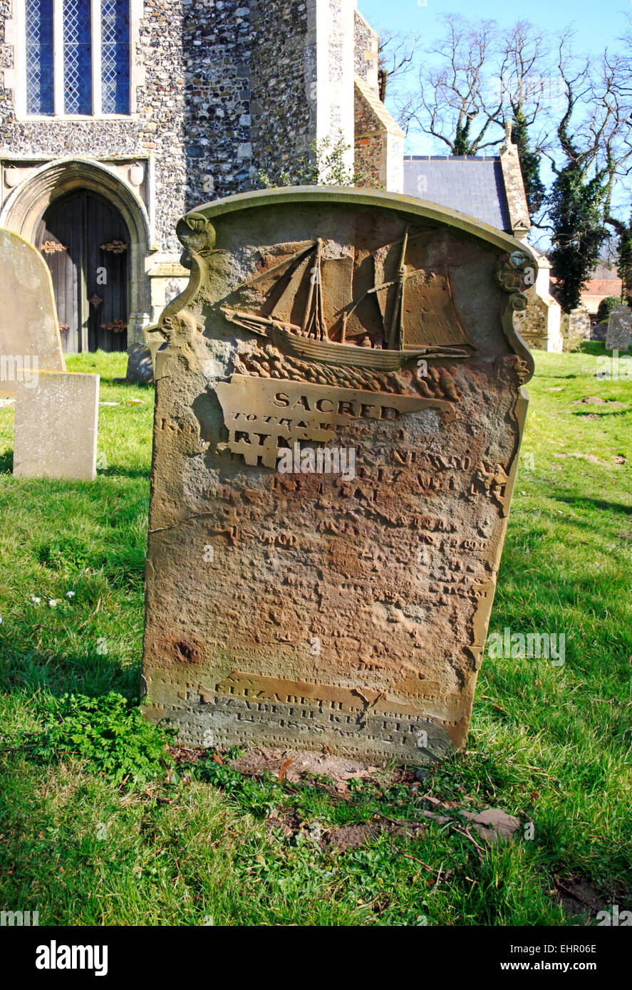 Un vecchio weathered lapide con nave design in un paese di lingua inglese sagrato Foto Stock
