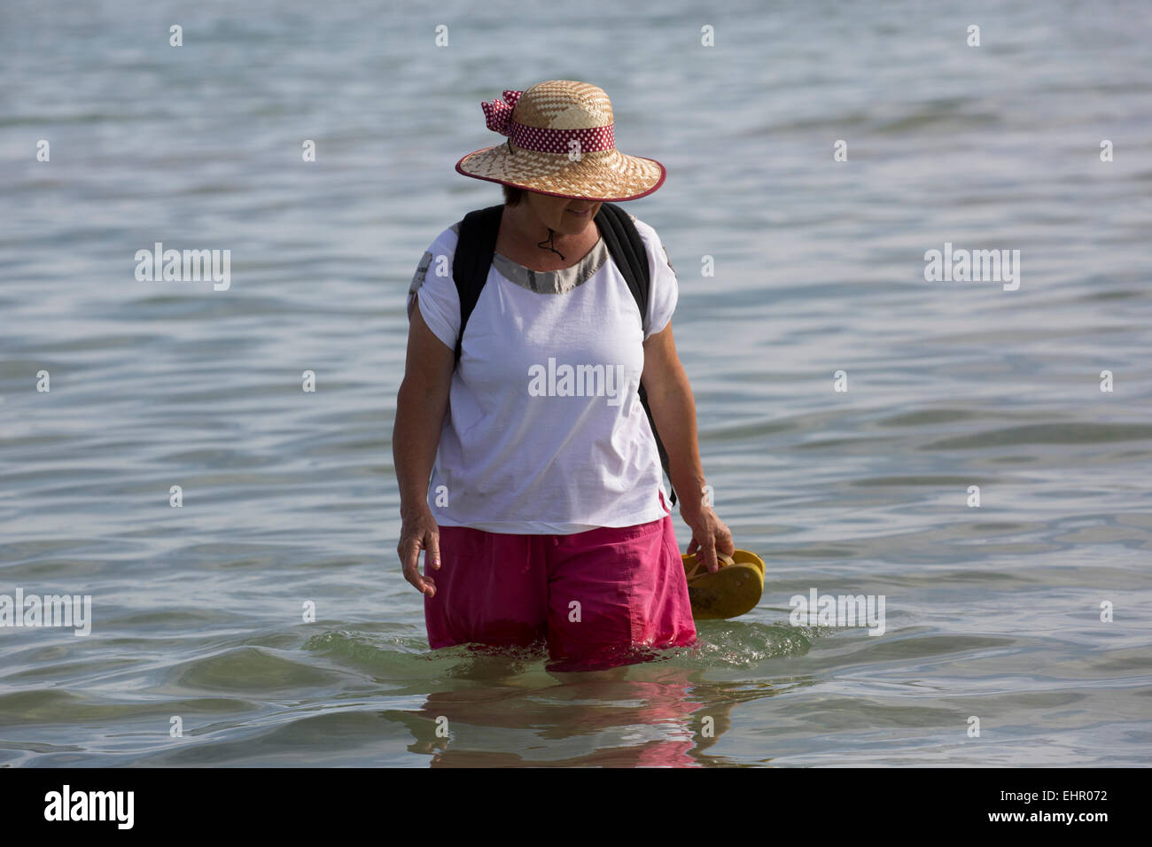 Donna adulta in piedi in acqua. Foto Stock