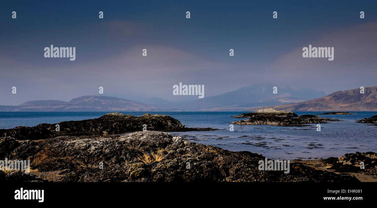 Guardando fuori sopra Loch Eishort verso la penisola Elgol dalla spiaggia a Ord, isola di Sky, Scozia Foto Stock