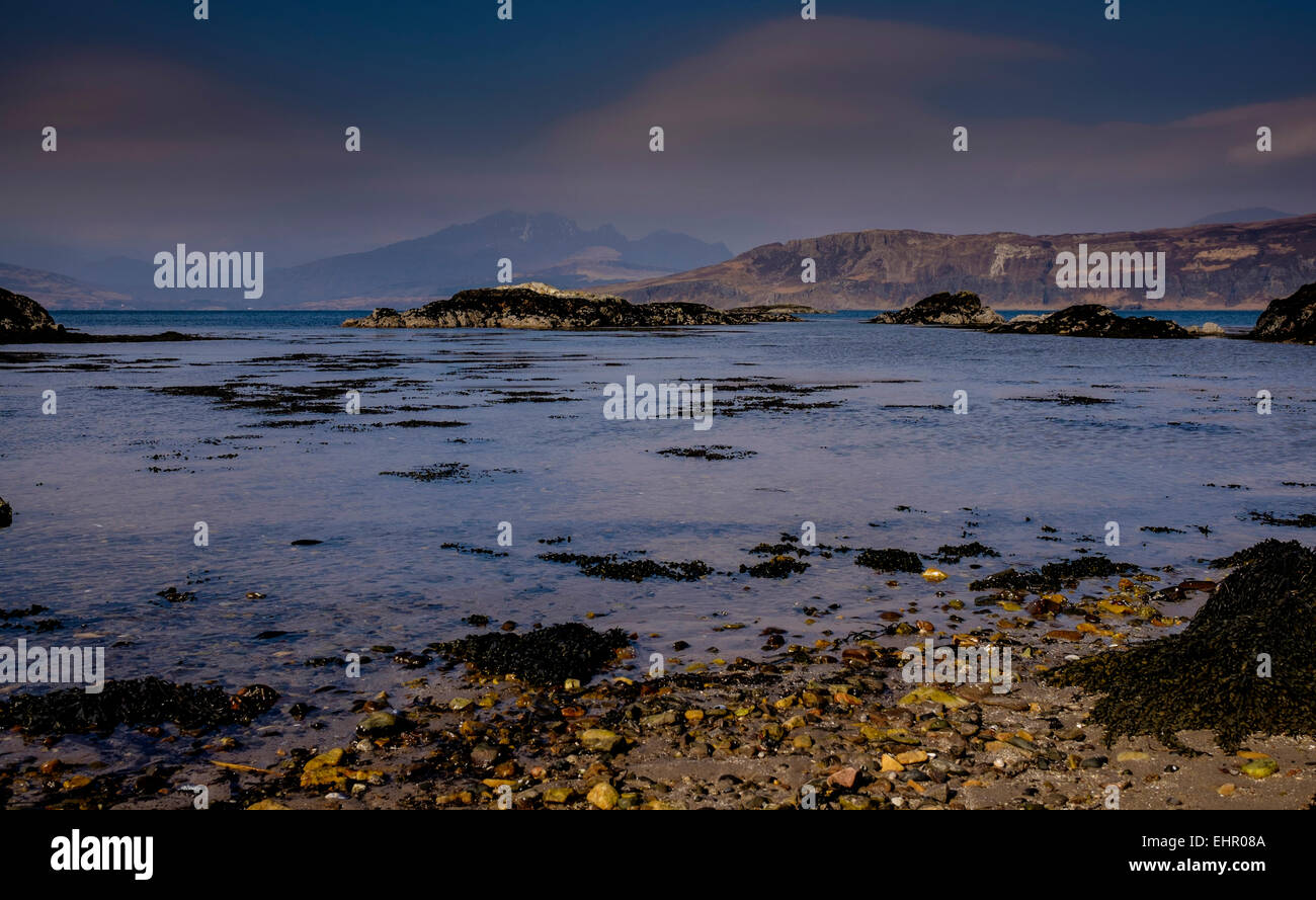 Guardando fuori sopra Loch Eishort verso la penisola Elgol dalla spiaggia a Ord, isola di Sky, Scozia Foto Stock