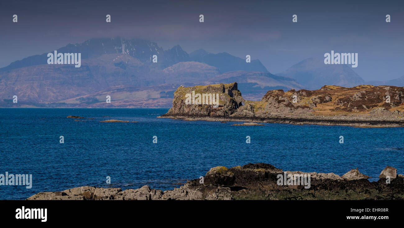 Il castello di Dunscaith (noto anche come Dun Scaich, Dun Sgathaich Castello e Tokavaig), le rovine di stand sulla Sleat Peninsula a sud di Skye Foto Stock