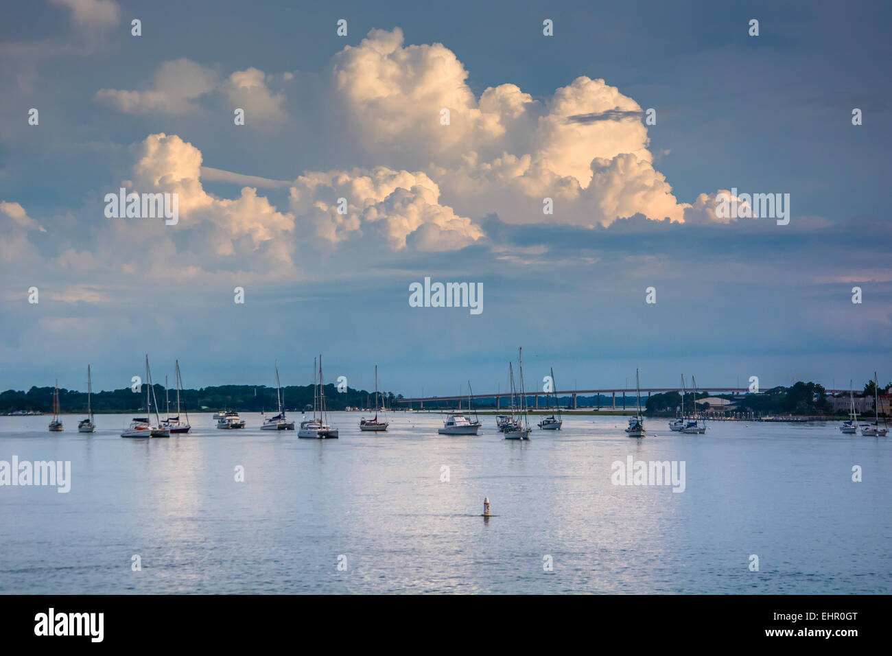 Nuvole temporalesche su barche in Matanzas River, in Sant'Agostino, Florida. Foto Stock