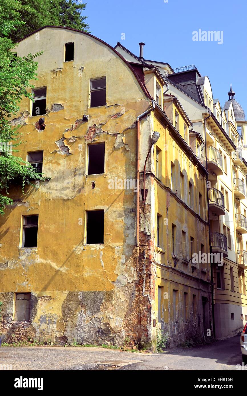 Vecchia casa diroccata di Karlovy Vary Foto Stock