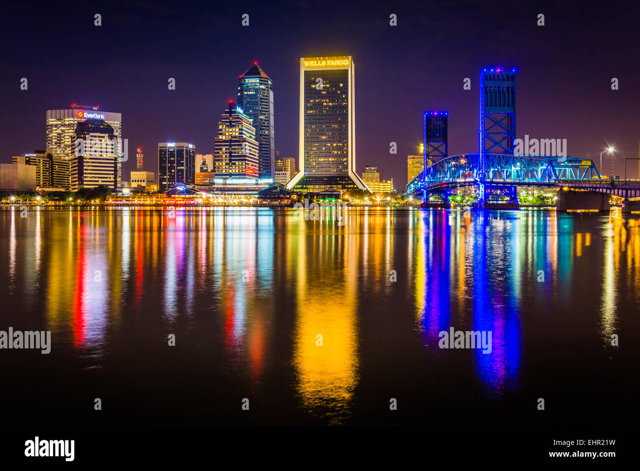 JACKSONVILLE, FLORIDA - 23 giugno: Jacksonville skyline notturno riflettendo in San Giovanni sul fiume Giugno 23, 2014 in Jacksonvil Foto Stock