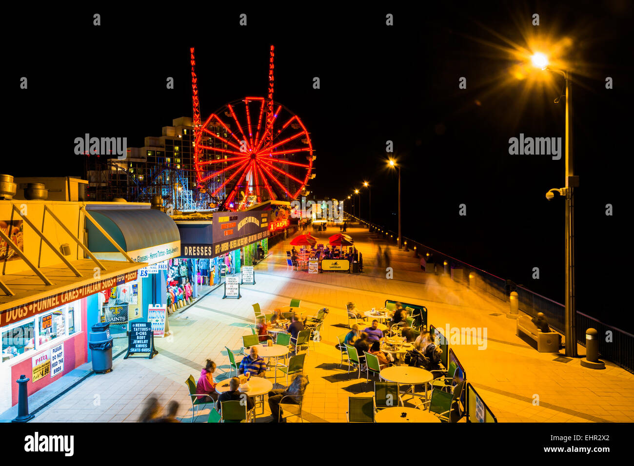 Vista sul Boardwalk e ruota panoramica Ferris in notturna a Daytona Beach, Florida. Foto Stock