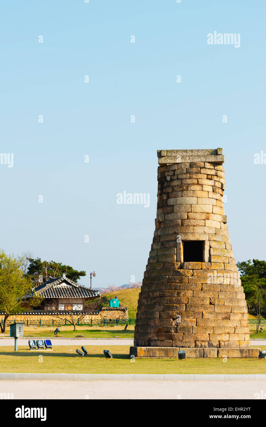 Asia, Repubblica di Corea, Corea del Sud, Gyeongsangbuk-do, Gyeongju, Cheomseongdae astronomico torre di osservazione Foto Stock