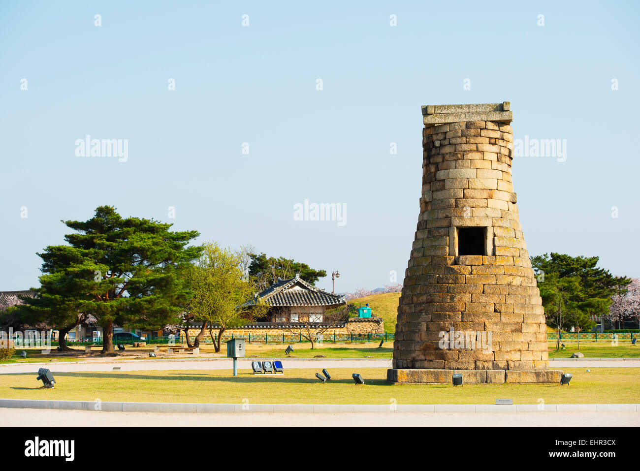 Asia, Repubblica di Corea, Corea del Sud, Gyeongsangbuk-do, Gyeongju, Cheomseongdae astronomico torre di osservazione Foto Stock