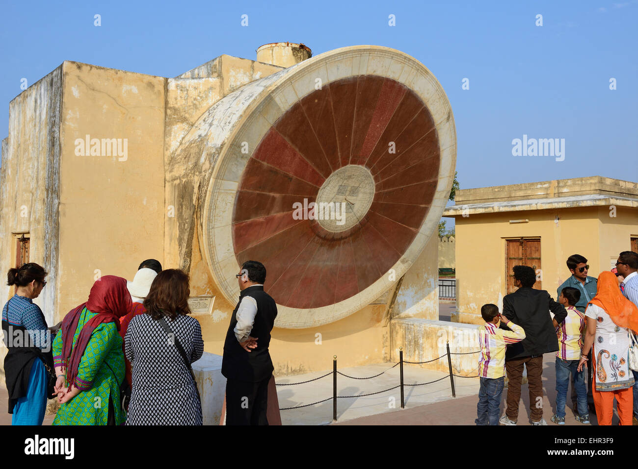 India Rajasthan, Jaipur, Jantar Mantar osservatorio astronomico, tour guidato Foto Stock