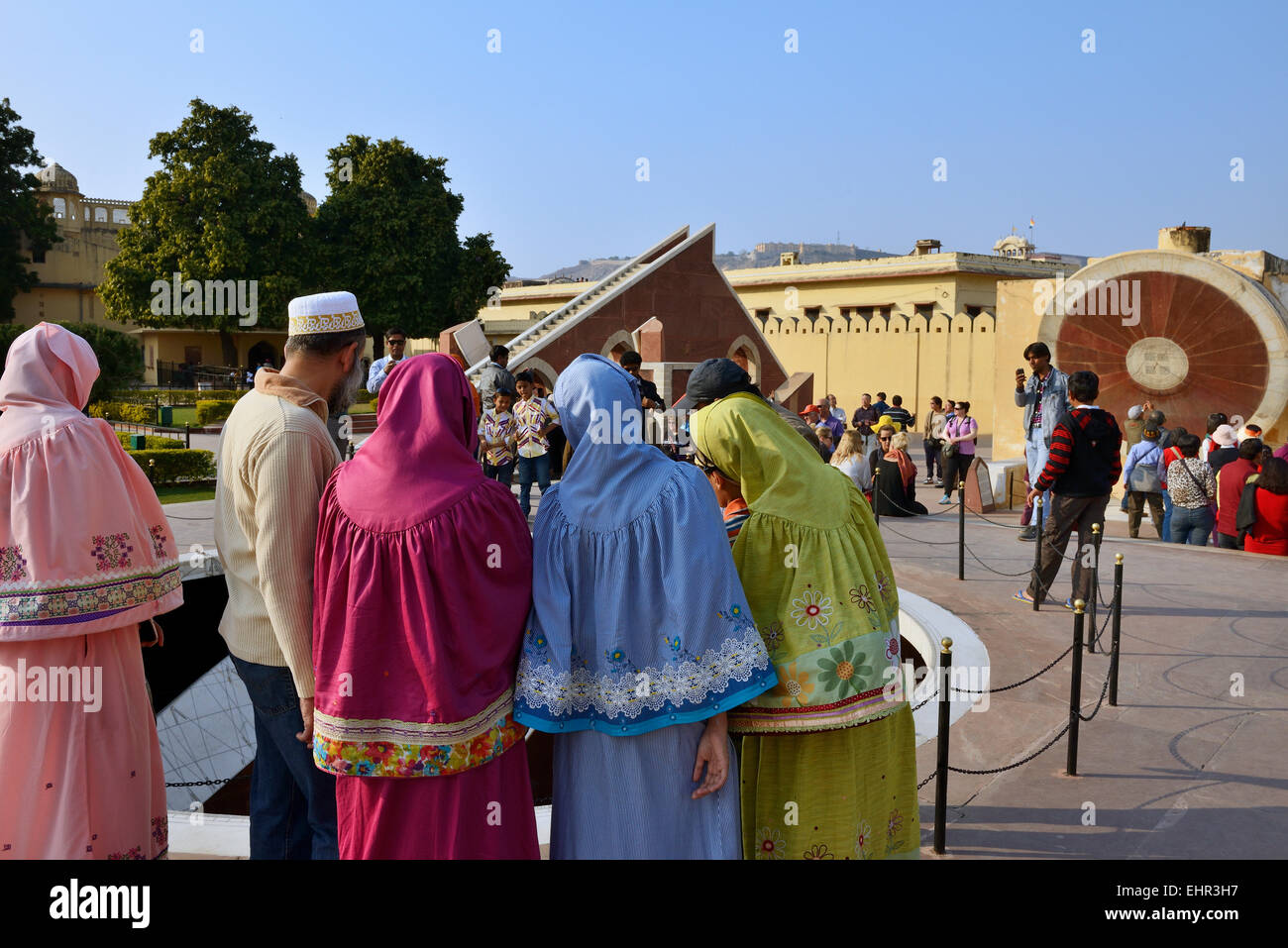 India Rajasthan, Jaipur, Jantar Mantar osservatorio astronomico, Musulmana facendo un tour guidato Foto Stock