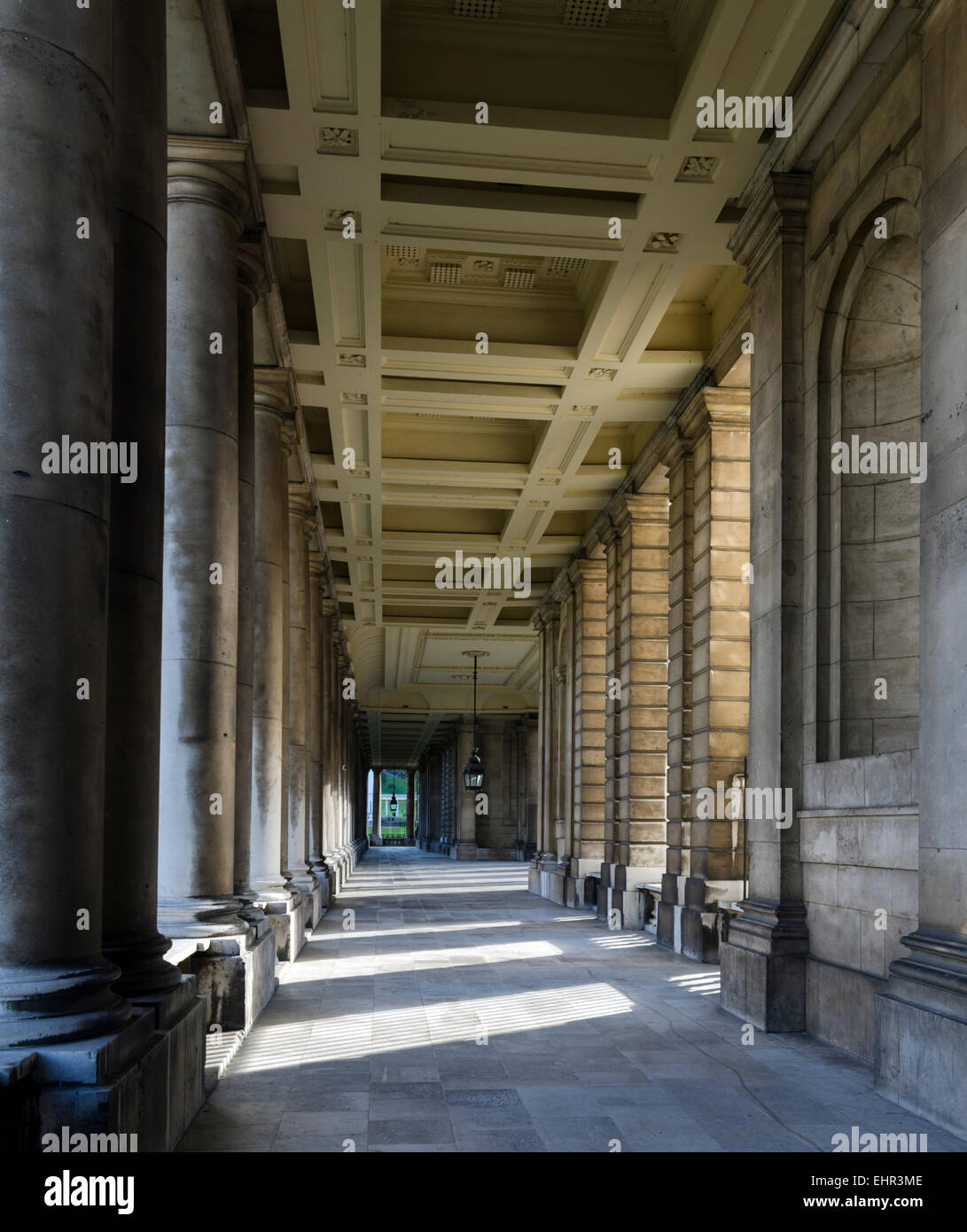 Un colonnato colonnato in King William della Corte in Greenwich, London, parte della vecchia Royal Naval College. Foto Stock