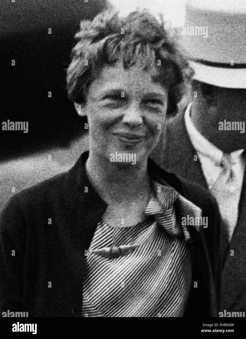 Foto d'epoca della pioniera e autrice dell'aviazione americana Amelia Earhart (1897 – dichiarata morta nel 1939) – Earthart e il suo navigatore Fred Noonan sono scomparsi nel 1937 mentre stava cercando di diventare la prima donna a completare un volo circumnavigazionale del globo. Foto di Harris & Ewing scattata nel 1932. Foto Stock