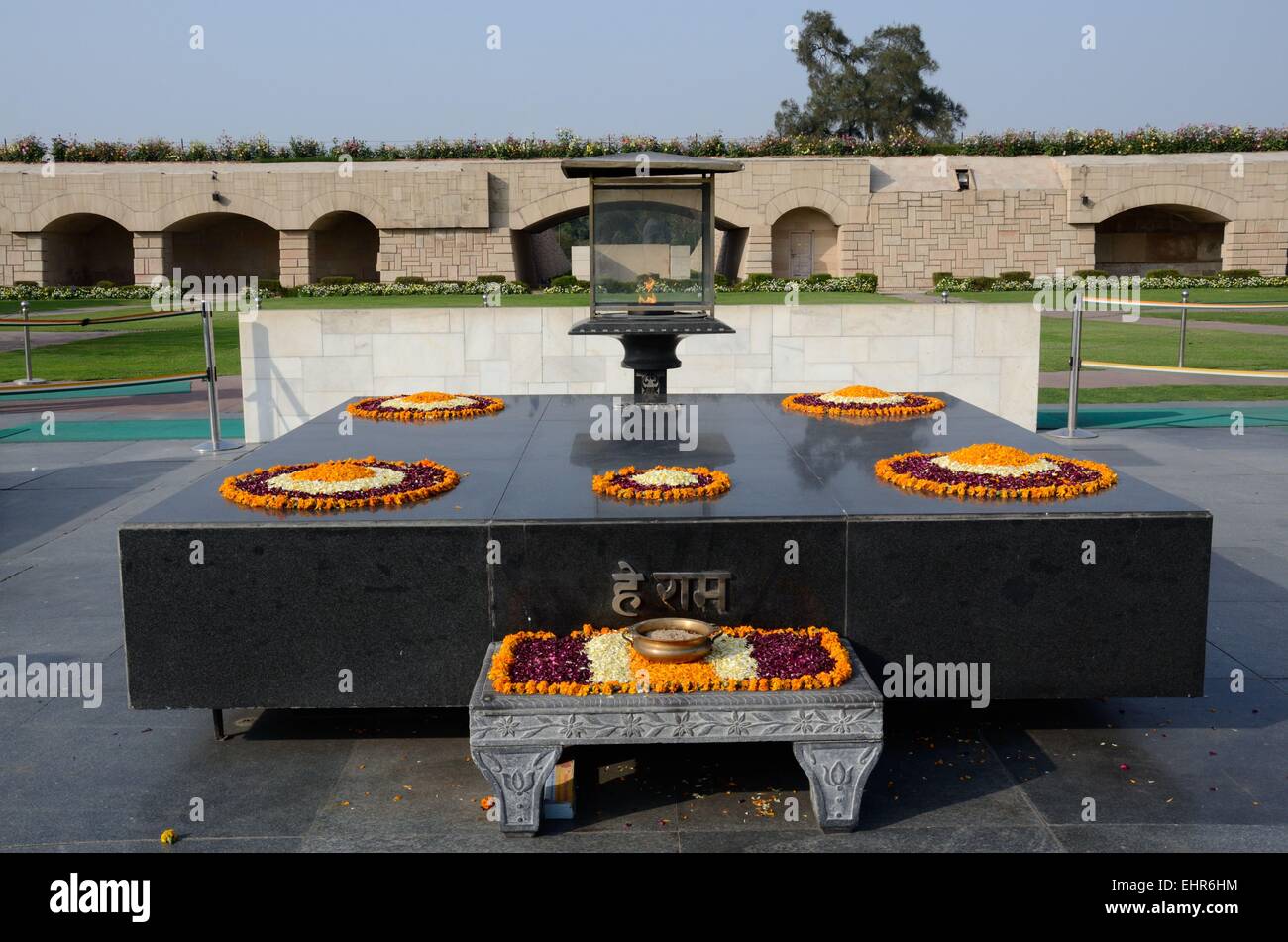 Raj Ghat Memoriale al Mahatma Gandhi nel Memorial Gardens che mostra la fiamma eterna Delhi Uttar Pradesh, India Foto Stock