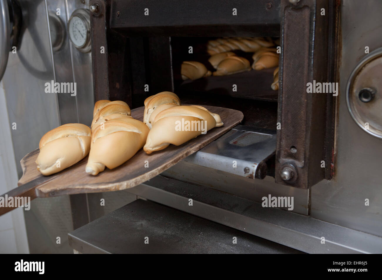 La cottura pelare con alcuni pezzi di pane fresco. Processo di fabbricazione del pane in spagnolo Foto Stock