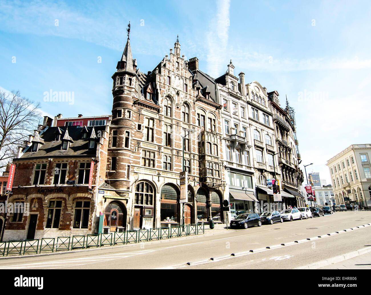 Edificio storico di facciate su una strada collinare a Bruxelles, in Belgio. Foto Stock