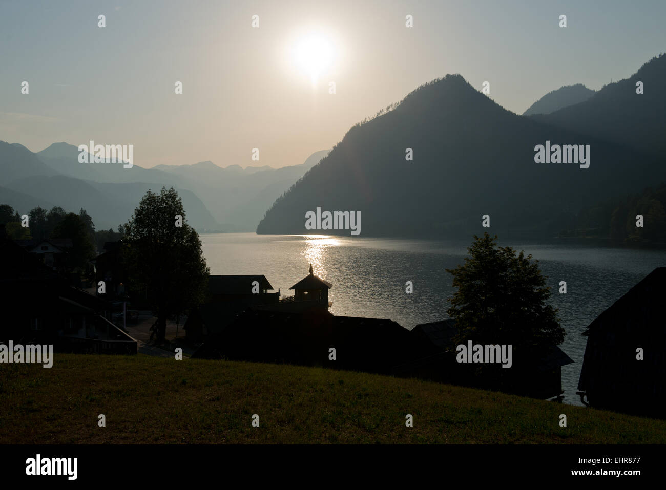 La mattina presto vista da Mosern oltre Grundlsee verso Totes Gebirge Foto Stock