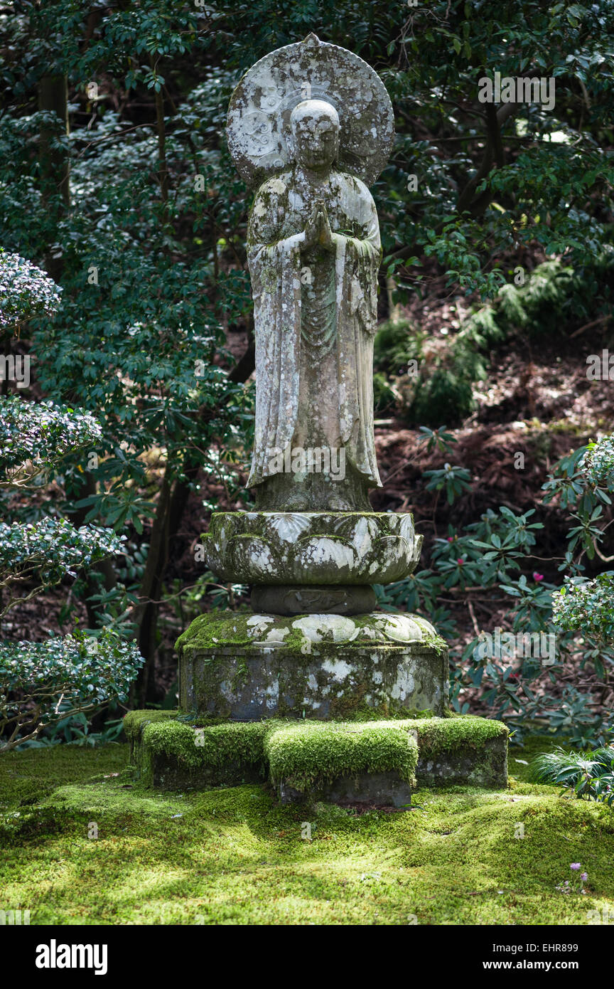 Una statua buddista nei giardini del tempio buddista Sanzen-in, Ohara, Giappone Foto Stock