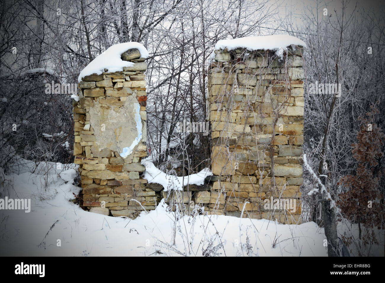 Le rovine di una vecchia casa abbandonata - scena invernale Foto Stock
