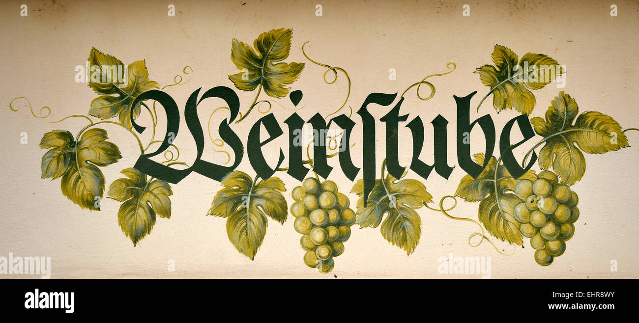 Il murale con la scritta "Weinstube", tedesco per il wine bar o nella taverna, Baden-Württemberg, Germania Foto Stock