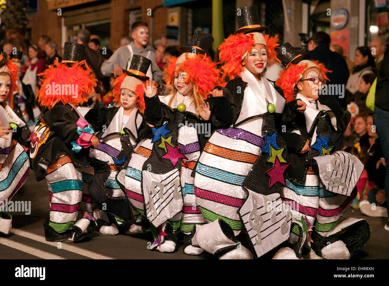 I bambini in fantasiosi costumi di scena presso il carnevale di Santa Cruz de Tenerife, Tenerife, Isole Canarie, Spagna Foto Stock