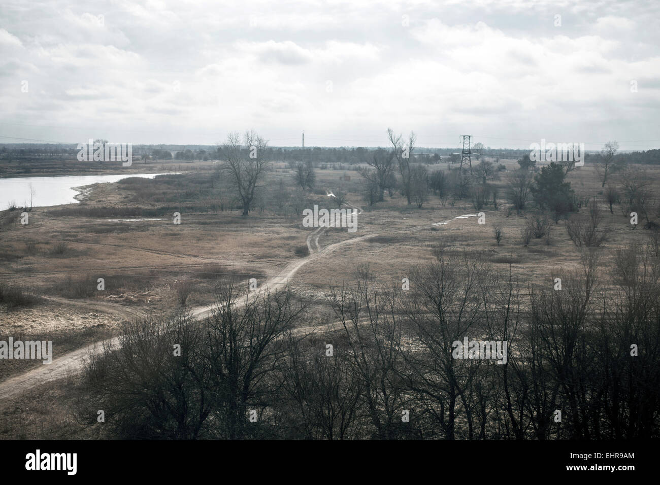 Vista di una zona contaminata da un treno che porta i lavoratori di Slavutych di Chernobyl attraverso un tratto di Belarus Foto Stock
